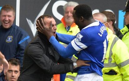 Lukaku celebra un gol con Roberto Martínez.