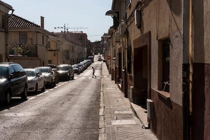 Un joven en una calle de la colonia Tercio y Terol, en junio en Carabanchel