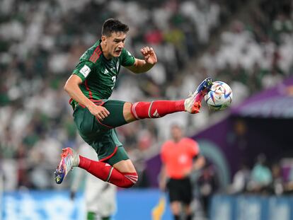 Cesar Montes durante un partido en el Mundial de Qatar con la selección mexicana.