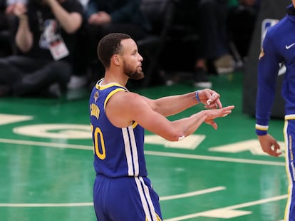 Stephen Curry, ganador de tres anillos de campeonato de la NBA (2015, 2017 y 2018) con los Golden State Warriors, señala su dedo anular durante el tercer cuarto del juego 6 contra los Celtics.
