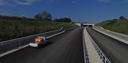 Tramo en obras de la autopista Pedemontana Veneta, con la traza rebajada y ya desdoblada.