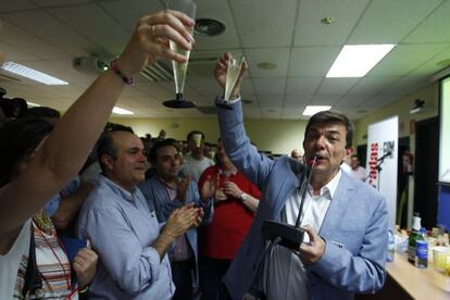 Carlos Andradas, nuevo Rector de la UCM, celebrando el triunfo.