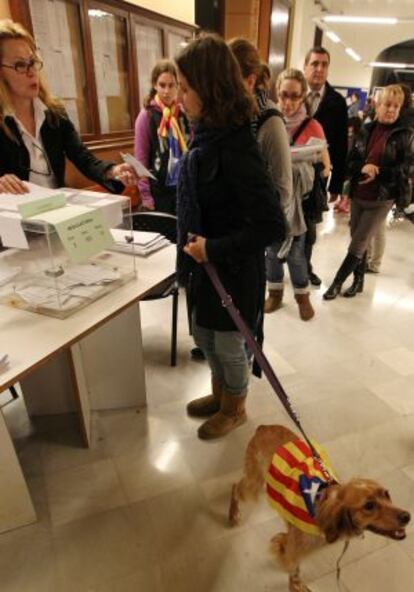 Cola para votar en un colegio de San Vicencs dels Horts.