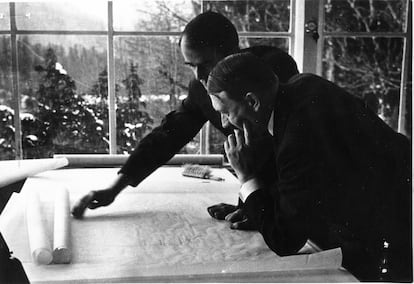 El ministro de Armamento y Producción de Guerra del Tercer Reich, Albert Speer, y Adolf Hitler en una reunión en la casa de este último en Obersalzberg.