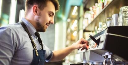  Un hostelero prepara un café. GETTY