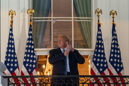 El presidente de Estados Unidos, Donald Trump, se quita la mascarilla antes de abandonar el Hospital Militar Walter Reed, donde estuvo ingresado durante tres días por coronavirus.