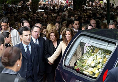 Los padres y la hermana (en el centro) de Deborah Fernández-Cervera, detrás del coche fúnebre, durante el entierro de la joven en Vigo en 2002.