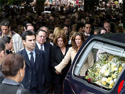 Los padres y la hermana (en el centro) de Deborah Fernández-Cervera, detrás del coche fúnebre, durante el entierro de la joven en Vigo en 2002.
