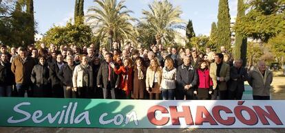 Chac&oacute;n, con los dirigentes socialistas que le han mostrado su apoyo en una foto de familia.