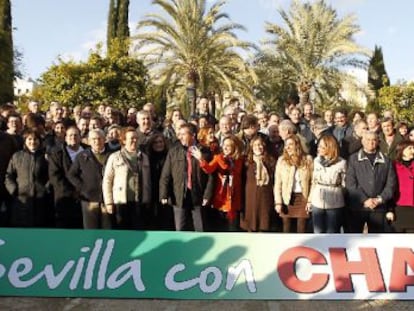 Chacón, con los dirigentes socialistas que le han mostrado su apoyo en una foto de familia.