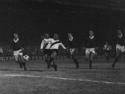 Luis Suarez of FC Internazionale in action  during the European Cup match between FC Internazionale and Rangers  at San Siro stadium on February 17, 1965 in Milan, Italy.