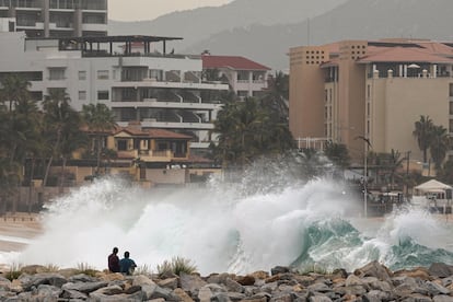 Personas observan la playa mientras el huracán Norma avanza hacia la península de Baja California, en Cabo San Lucas.