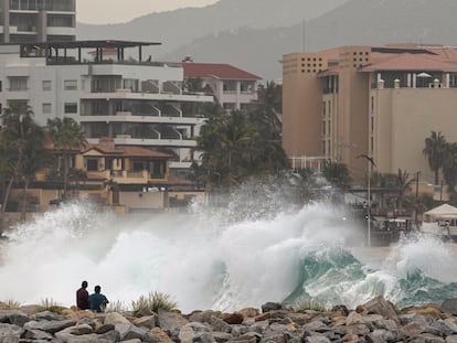 Personas observan la playa mientras el huracán Norma avanza hacia la península de Baja California, en Cabo San Lucas.