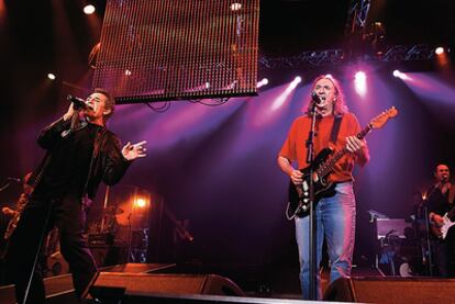 Miguel Ríos, en un momento del concierto, acompañado por Rosendo