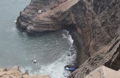 Este lugar ha sido el escenario de incontables accidentes de tráfico en los últimos años dado que es una carretera con mucha circulación de vehículos pesados, de curvas cerradas y cubierto de neblina por la cercanía al mar. En la imagen, un helicoptero de rescate trabaja en el lugar del accidente, el 2 de enero de 2018.