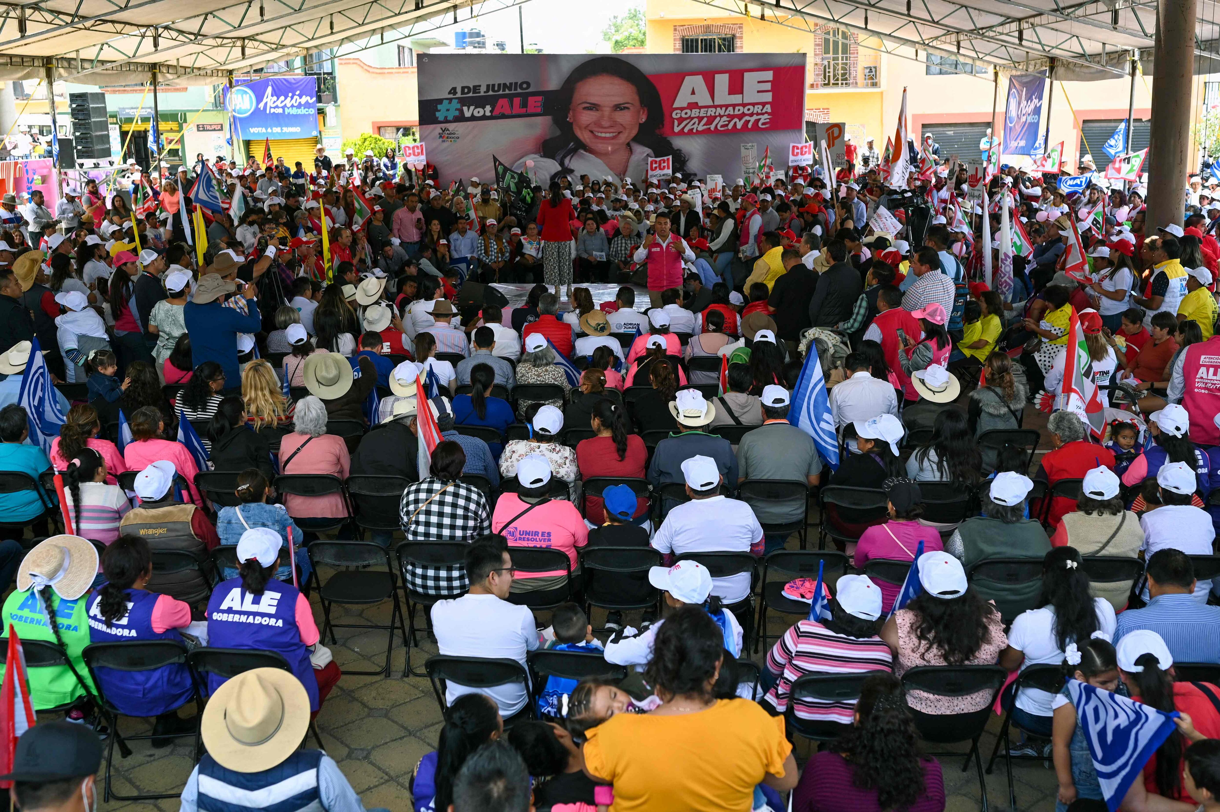 Seguidores de Alejandra del Moral en un mítin en Nopaltepec (Estado de México) el 30 de mayo de 2023.