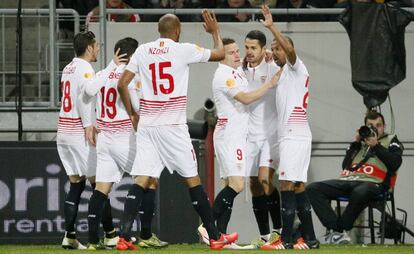 Los jugadores del Sevilla celebran el primer gol.
