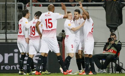 Los jugadores del Sevilla celebran el primer gol.