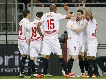 Los jugadores del Sevilla celebran el primer gol.