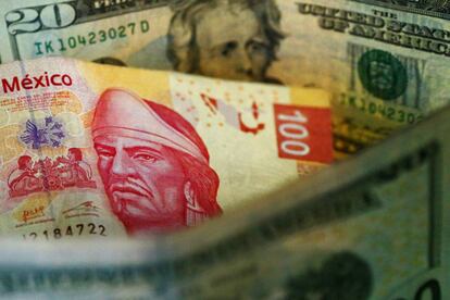 Pesos mexicanos y dólares estadounidenses