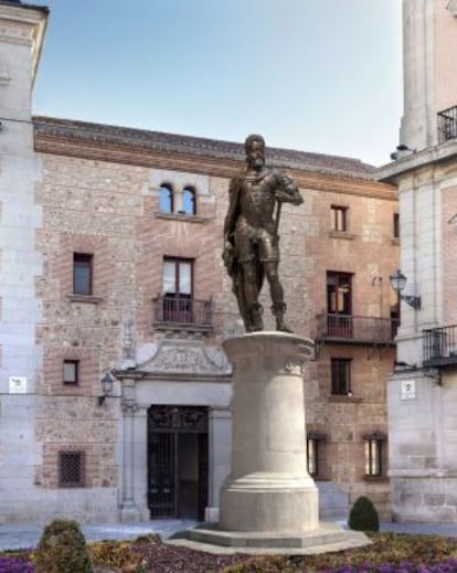 Simulación de cómo quedaría la estatua de Felipe II en la plaza de la Villa.