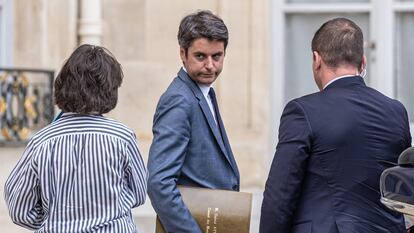 El primer ministro saliente, Gabriel Attal, se dirige al último Consejo de Ministros antes de la segunda vuelta de las elecciones legislativas en Francia.