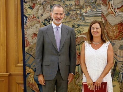La nueva presidenta del Congreso, la socialista Francina Armengol, este viernes con el rey Felipe VI, en el palacio de la Zarzuela, en Madrid.