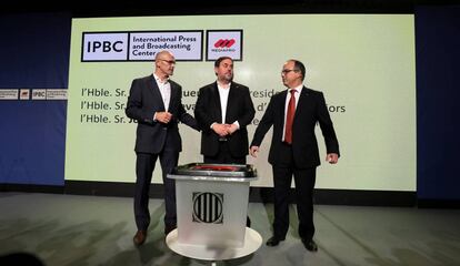 Ra&uacute;l Romeva, Oriol Junqueras y Jordi Turull presentan las urnas del refer&eacute;ndum del 1-O.