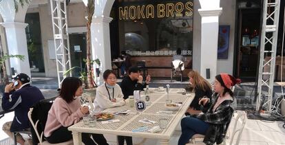 Unos clientes en un restaurante de Pekín.