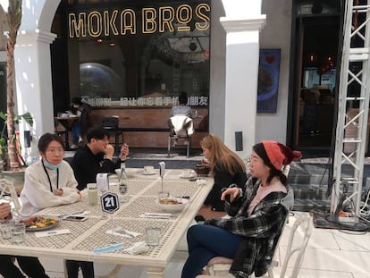 Unos clientes en un restaurante de Pekín.