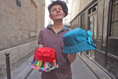 El diseñador François Gilles muestra dos de los sombreros que vende en su tienda taller en Rue du Pélican.
La confitería Baillardran, a un paso de la Ópera, es famosa por sus bombones bañados de caramelo.