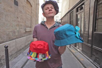 El diseñador François Gilles muestra dos de los sombreros que vende en su tienda taller en Rue du Pélican.
La confitería Baillardran, a un paso de la Ópera, es famosa por sus bombones bañados de caramelo.