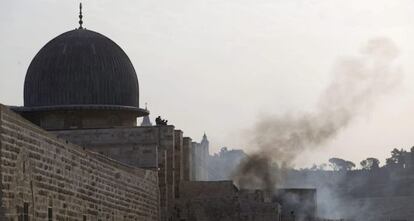 Policías israelíes en la mezquita de Al Aqsa durante los disturbios.