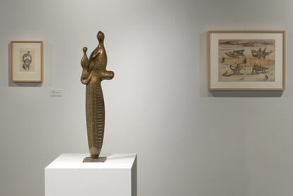 <i>Maternidad </i>(izquierda) y <i>Formas en el desierto</i>, 1934-1937, de Alberto Sánchez.