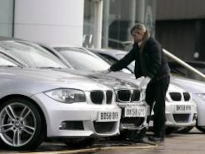 Una fila de vehículos BMW, a la venta en un concesionario en Birmingham, Reino Unido. EFE/Archivo