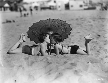 Dos de las estrellas infantiles de serie 'Los pequeños traviesos' de Hal Roach, en la playa de Santa Mónica durante el rodaje.