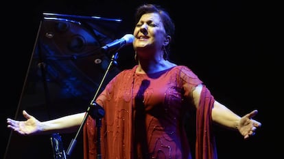 La cantante Carmen Linares durante un concierto.