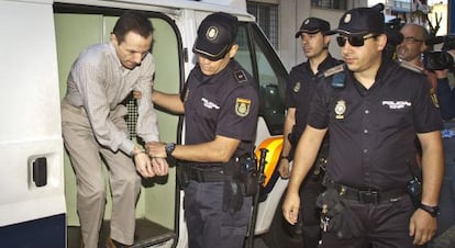 Jos&eacute; Bret&oacute;n entra en la Audiencia Provincial de Huelva para asistir al juicio.