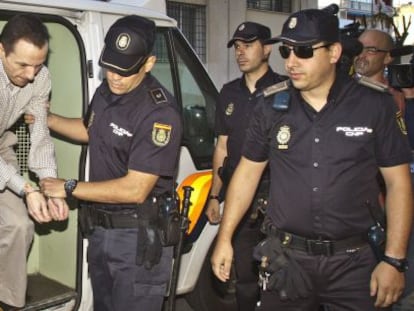 Jos&eacute; Bret&oacute;n entra en la Audiencia Provincial de Huelva para asistir al juicio.