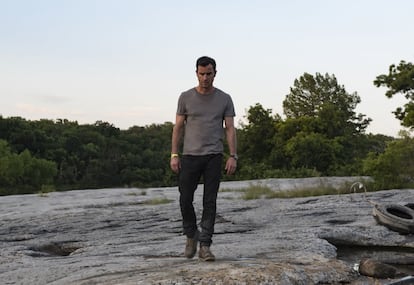 Para quien no sepa nada de 'The Leftovers', la serie arranca con la desaparición del 2% de la población un 14 de octubre. Pero en vez de buscar respuestas a ese misterio, la historia se centra en los que se quedaron y las consecuencias en su vida de ese hecho inexplicable. El actor Justin Theroux interpreta al protagonista, Kevin Garvey, un antiguo agente de policía que ahora ve cómo su estabilidad mental peligra. La segunda temporada le había puesto varias veces al borde de la muerte, despertando en un par de ocasiones en un misterioso hotel que funciona como limbo del que Kevin consigue volver. La última escena del capítulo 10 de la segunda temporada deja a Kevin de regreso a su hogar, donde se reencuentra con su familia tras un día de locos por culpa de la facción más radical de los Culpables Remanentes. Y, por fin, habiéndose librado de la persecución del fantasma de Patti, de la que logró deshacerse en el hotel/limbo.