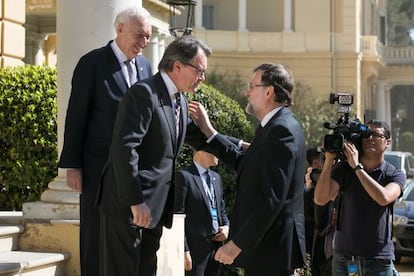 Artur Mas rep Mariano Rajoy durant la cimera euromediterrània.