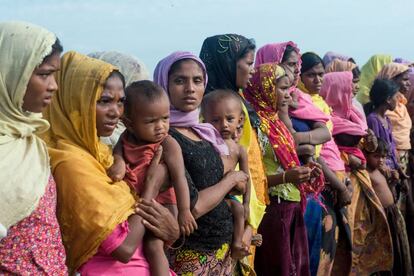 Mujeres rohingyas, con sus hijos, en un campo de refugiados en noviembre de 2017.