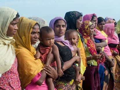 Mujeres rohingyas, con sus hijos, en un campo de refugiados en noviembre de 2017.