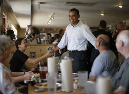 Barack Obama saluda a simpatizantes en un restaurante en Asheville, Carolina del Norte.