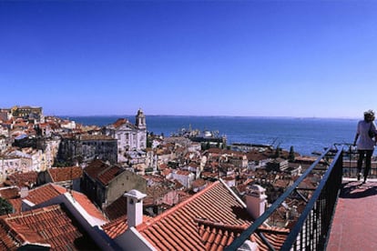 Los techos de Lisboa, con el río Tajo al fondo, desde la privilegiada perspectiva de uno de los miradores de Alfama.