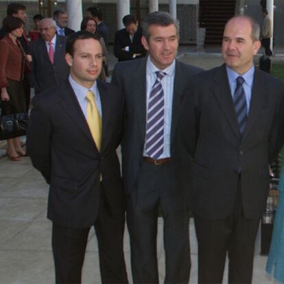 El vicepresidente Manuel Chaves, junto a uno de sus hermanos y su hijo Iván (izquierda).