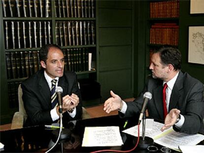 Los presidentes valenciano, Francisco Camps, y aragonés, Marcelino Iglesias (derecha), durante su debate en EL PAÍS, el pasado miércoles.
