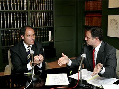 Los presidentes valenciano, Francisco Camps, y aragonés, Marcelino Iglesias (derecha), durante su debate en EL PAÍS, el pasado miércoles.