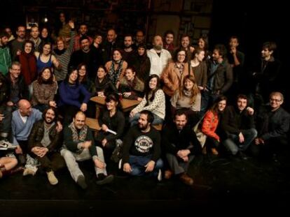 Artistas y promotores de Comité Escèniques, reunidos en Espacio Inestable