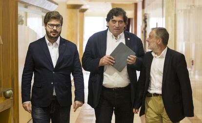 Fran Hervías, primero por la izquierda, con dirigentes del partido en Galicia.